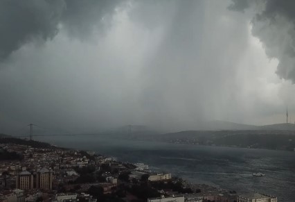 İstanbul’a Yağmur ve Dolunun Gelişi Böyle Görüntülendi