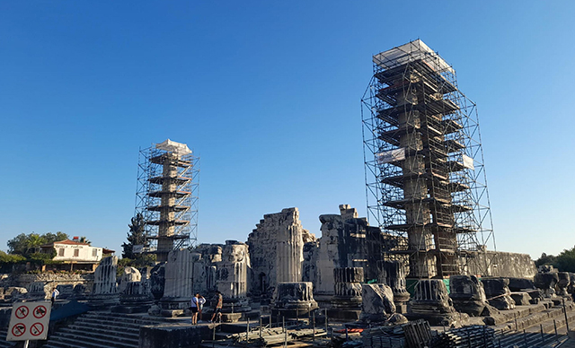 Apollon Tapınağı sütunları restore ediliyor
