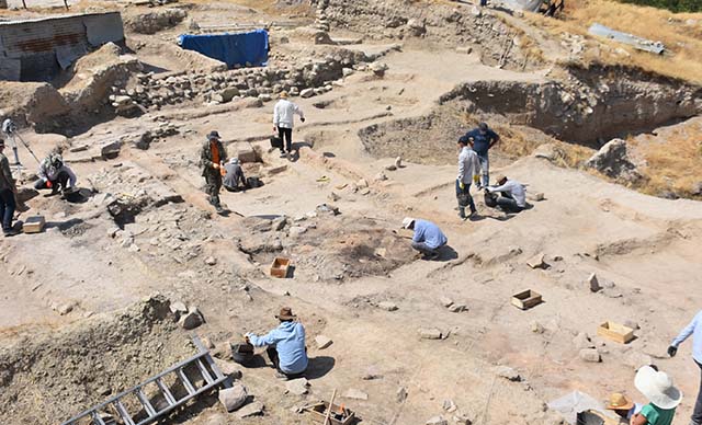 Arslantepe Höyüğü’nde bin yıllık mezarlar, 5 bin 500 yıllık ev kalıntıları bulundu