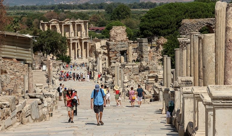 Efes Antik Kenti’nde ziyaretçi sayısı 7 ayda 340 bini aştı Efes Antik Kenti’nde ziyaretçi sayısı 7 ayda 340 bini aştı