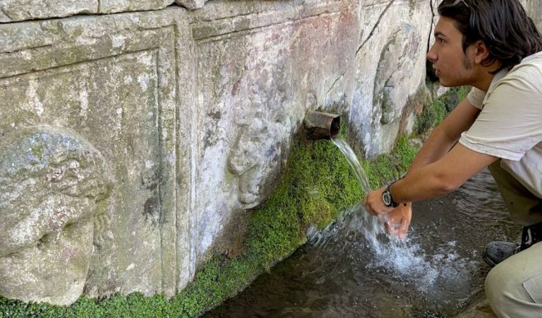 Görenler şok oldu… 2 bin yıllık lahitten 150 yıldır su akıyor