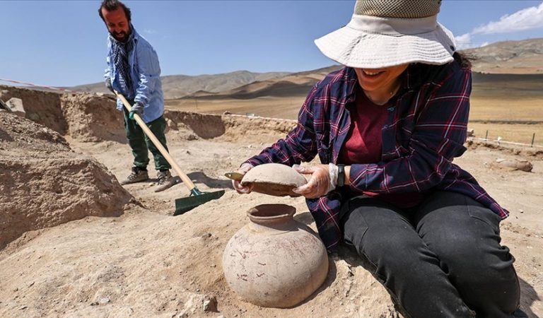 Çavuştepe Kalesi’nde bulunan 45 urne arkeologlarca mercek altına alındı