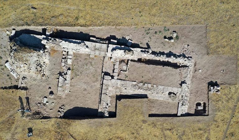 ‘Eski Ahlat Şehri’ kazılarında 5 bin yıllık höyük tespit edildi