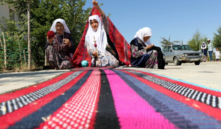 Eski elbiselerden sökülen ipler, Kırgız kadınlarının maharetli ellerinde halı ve kilime dönüşüyor