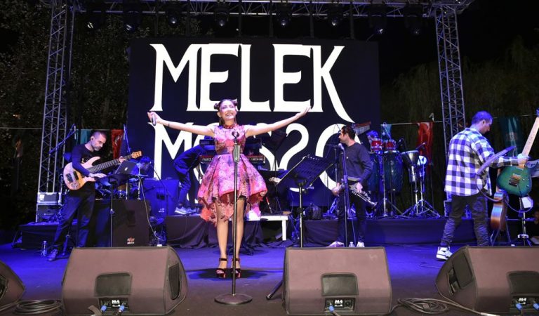Melek Mosso, Sanatçılar Parkı’nda müzikseverlerle buluştu
